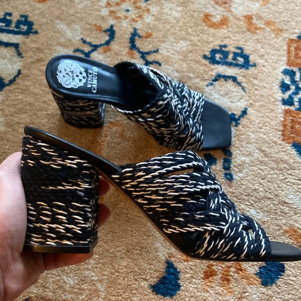 Like new size 9 Vince Camuto black and white chunky heels - Picture 4 of 9